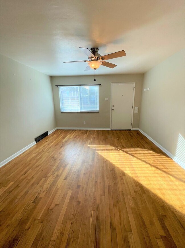 Foto del edificio - Clayton Ave (6521-23)