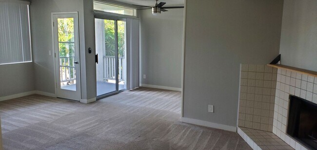Building Photo - 2BR / 2BA Top-Floor Condo
