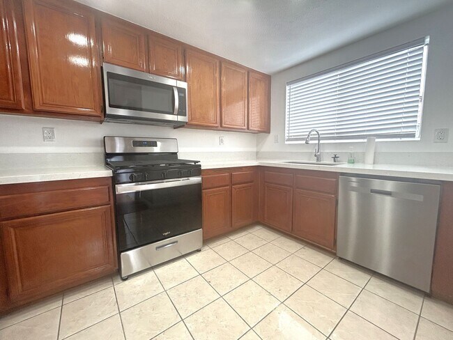 Foto del edificio - SUNDIAL DRIVE #E, CHINO HILLS 91709 - (2 BED / 2 BATH)