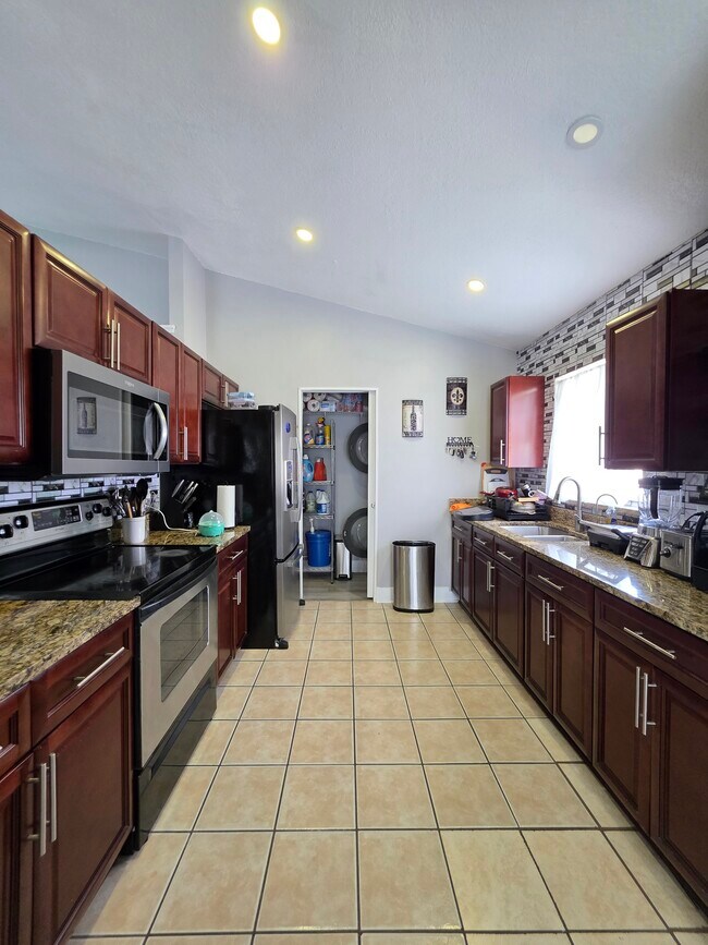 Foto del edificio - 763 Country Woods Cir