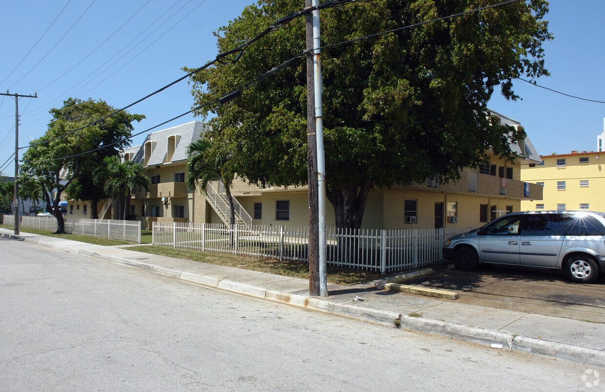 Foto del edificio - 1500 NW 7th Ct