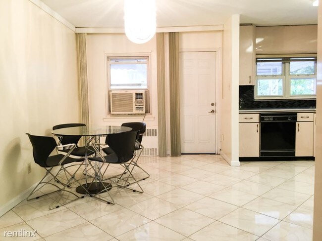 Foto del edificio - 2033 E 68th St