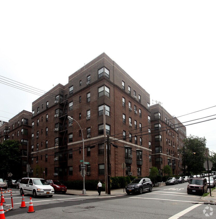 Foto principal - 63-07 Saunders St