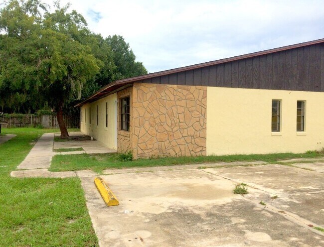 Foto del edificio - SPACIOUS 2BR/1BA Duplex, Vaulted Ceilings,...