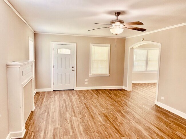 Building Photo - BEAUTIFUL RECENTLY REMODELED 1 BEDROOM 1 B...