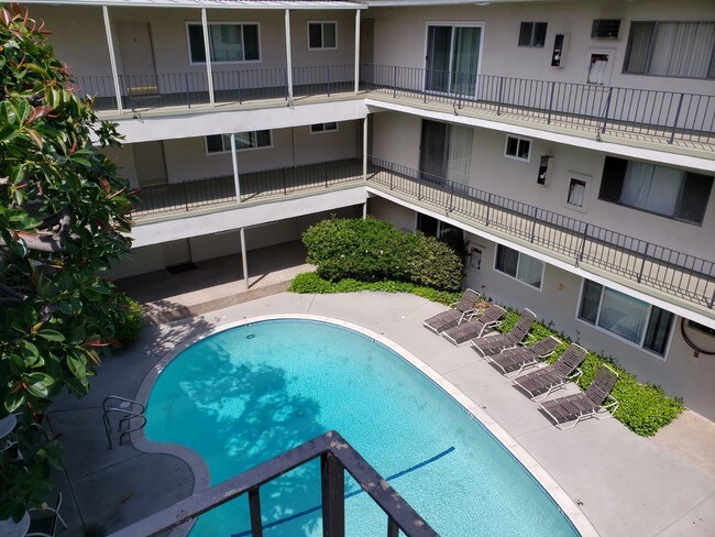 Foto del edificio - 5000 Coldwater Canyon Ave