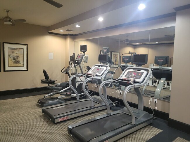 Foto del edificio - Stunning 1 BR with a Den/2 BA Condo in Wes...