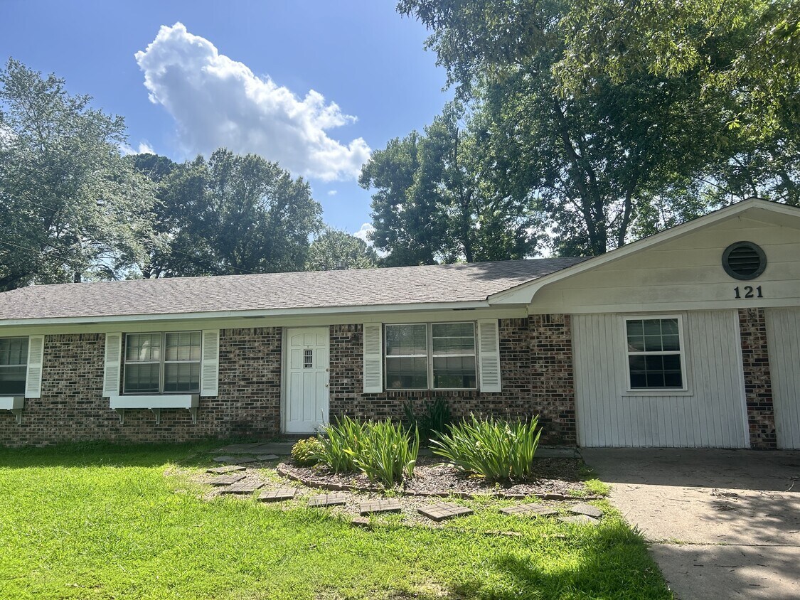 Foto principal - 121 Shamrock Dr