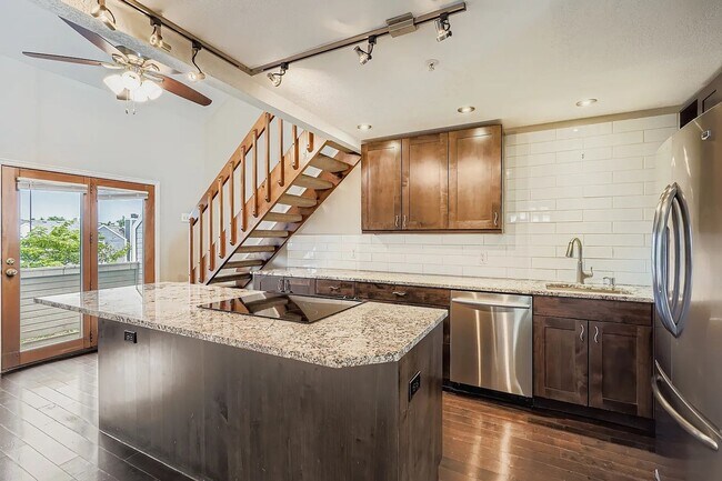 Building Photo - Beautiful, Updated 1 Bedroom Condo on Pear...