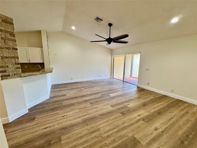 Foto del edificio - 4272 Pine Ridge Ct