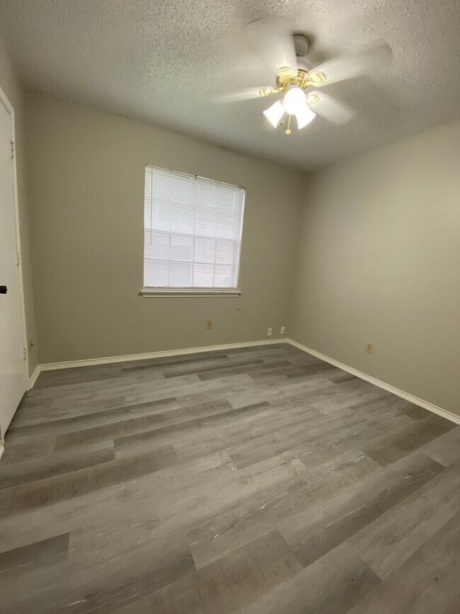 Foto del edificio - 320 Spring Branch Ln