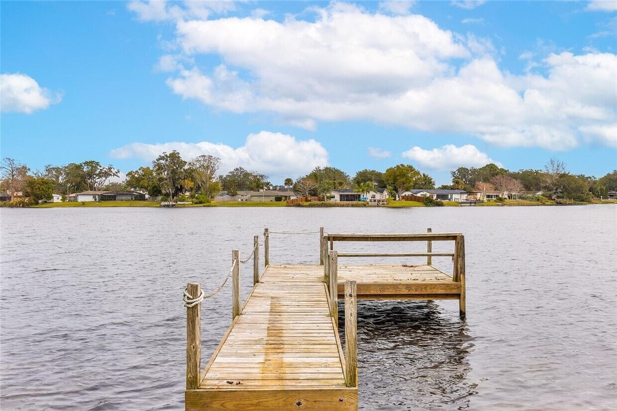 Building Photo - Lakefront Living in Longwood – Winsor Manor