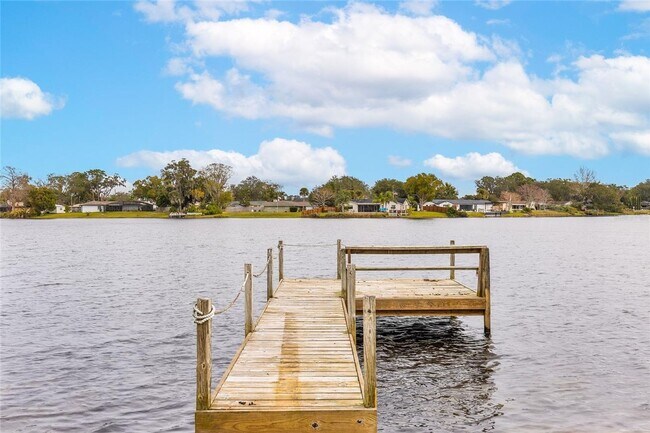 Foto del edificio - Lakefront Living in Longwood – Winsor Manor