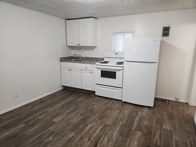 Foto del edificio - 1 Bedroom ground level apartment available...