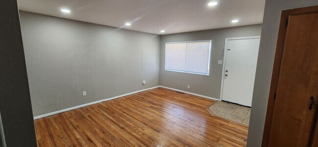 Foto del edificio - MOVE IN SPECIAL, 1/2 OFF FIRST FULL MONTHS RENT.  ALL PROSPECTIVE TENANTS MUST SUBMIT A $58 NON-R...