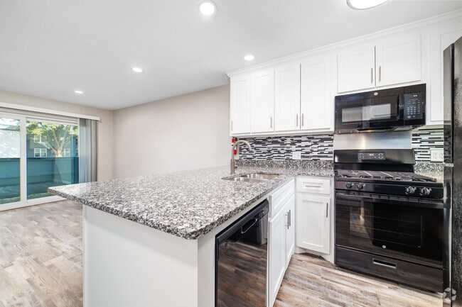 2-Bed Townhome  Kitchen - The Magnolia on 4th