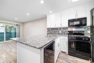 2-Bed Townhome  Kitchen - The Magnolia on 4th
