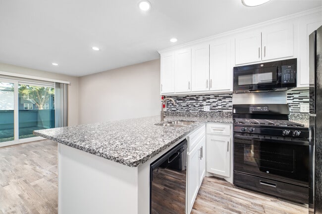 2-Bed Townhome  Kitchen - The Magnolia on 4th