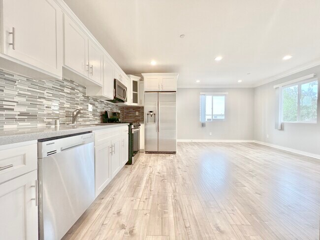 Building Photo - 4461 Rosewood Ave