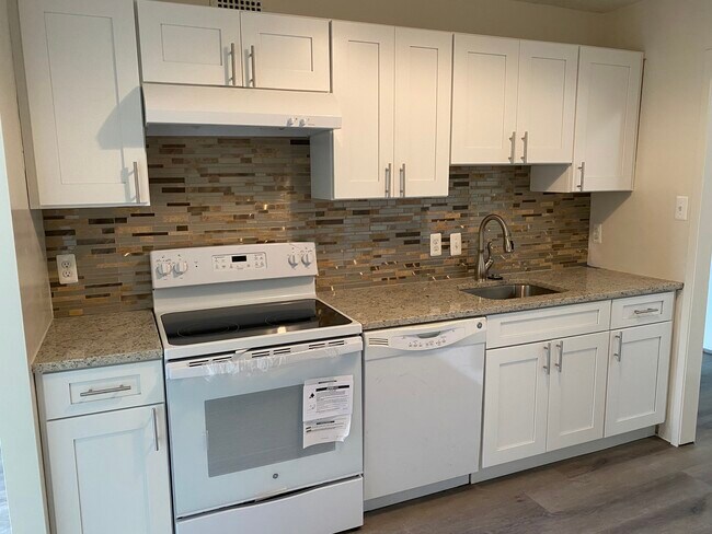 Building Photo - 2300 Pimmit Dr