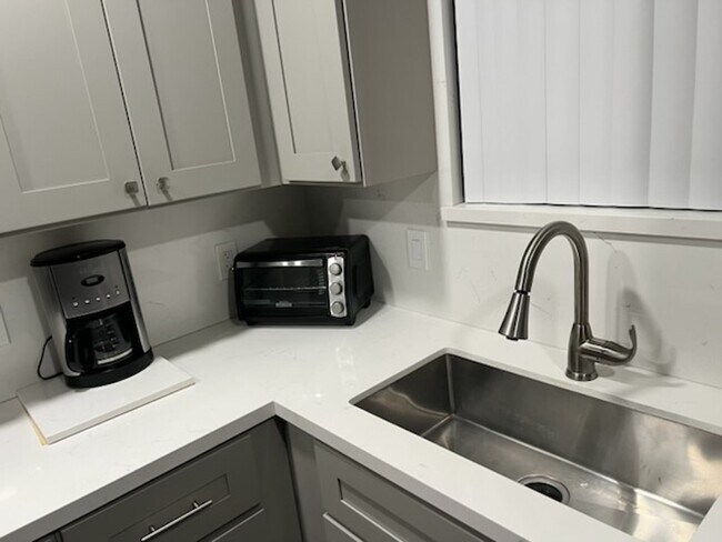 Foto del edificio - Charming 2 Bedroom Home with Private Garag...