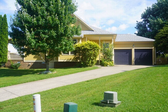 Building Photo - 712 Mt Vernon Dr