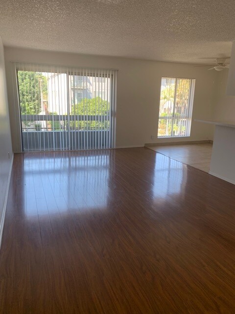 Foto del edificio - 4424 Woodman Ave