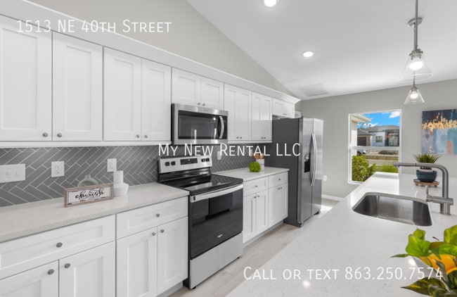 Building Photo - 1513 NE 40th St