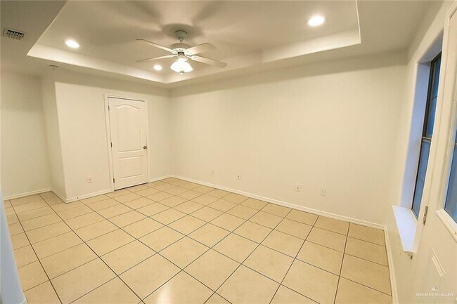 Building Photo - 2410 W Hackberry Ave