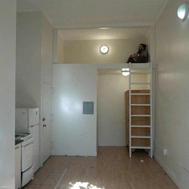 Building Photo - 682 Seneca Ave