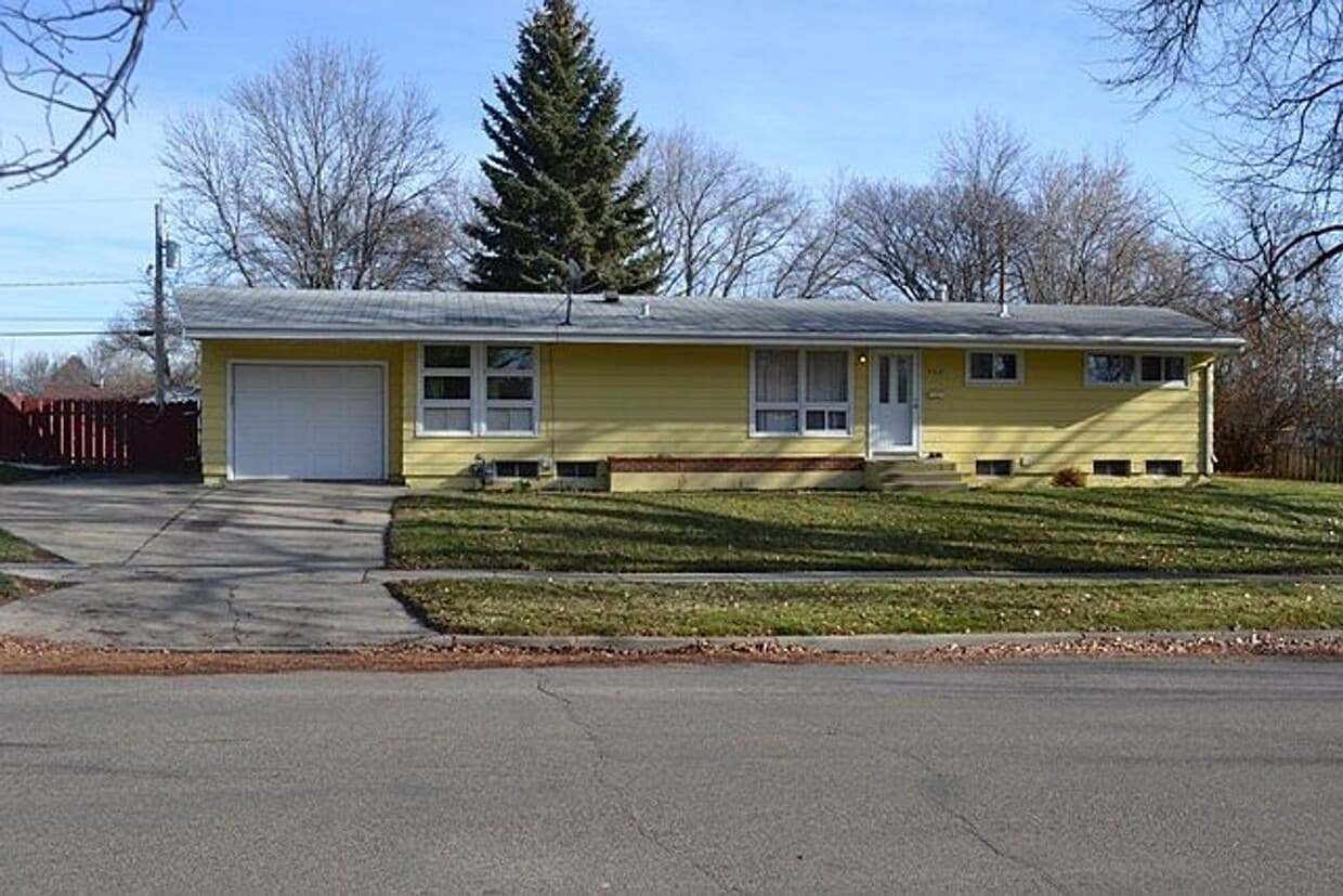 404 26th St NW, Minot, ND 58703 House Rental in Minot, ND