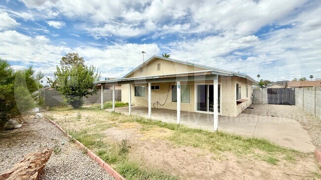 Building Photo - 5625 W Campo Bello Dr