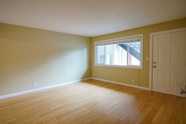 Building Photo - Fantastic 2 Bedroom in Charming St Johns R...