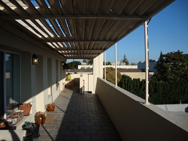 S5 Balcony towards South East - 411 California Ave