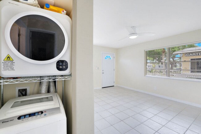 Foto del edificio - 527 Goodland Dr