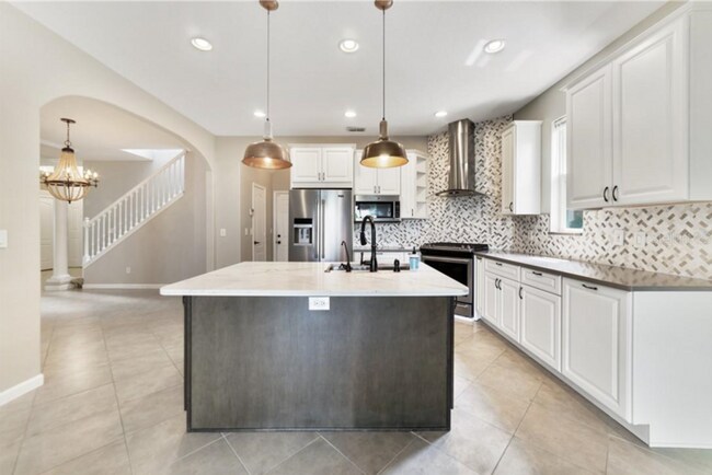 Building Photo - Stunning 5/2.5 Spacious Home with a 3 Car ...