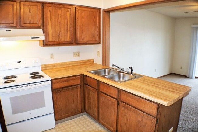 Building Photo - $1100 | 2 Bedroom, 1 Bathroom Condo | Cat ...