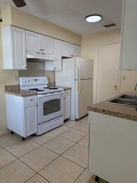 Kitchen - 38529 13th Ave