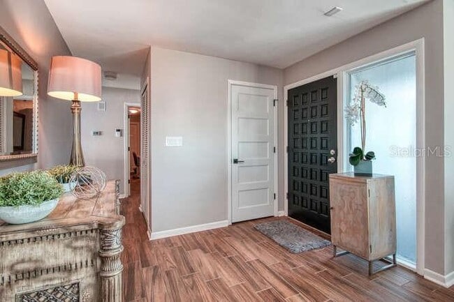 Building Photo - 14665 Crown Dr