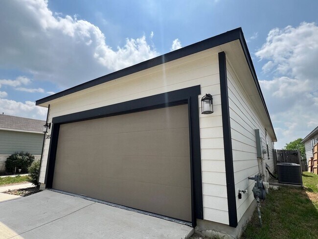 Foto del edificio - BEAUTIFUL HOME IN SAINT HEDWING. MOVE IN READY!.