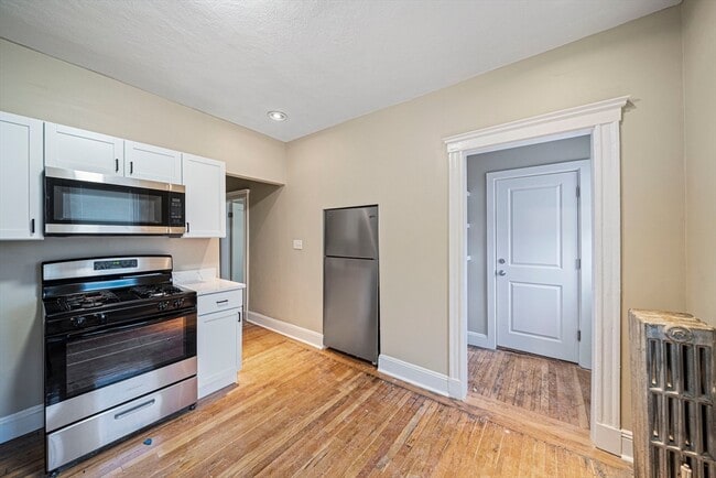 Building Photo - 46 Astoria St