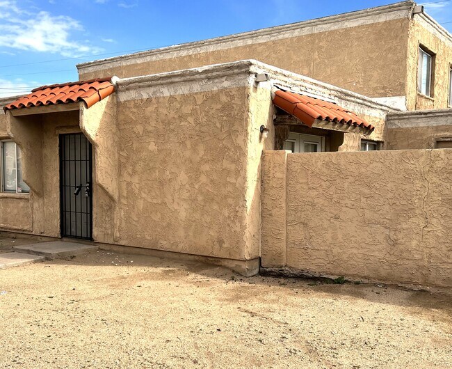 Building Photo - 4522 E Riverside St