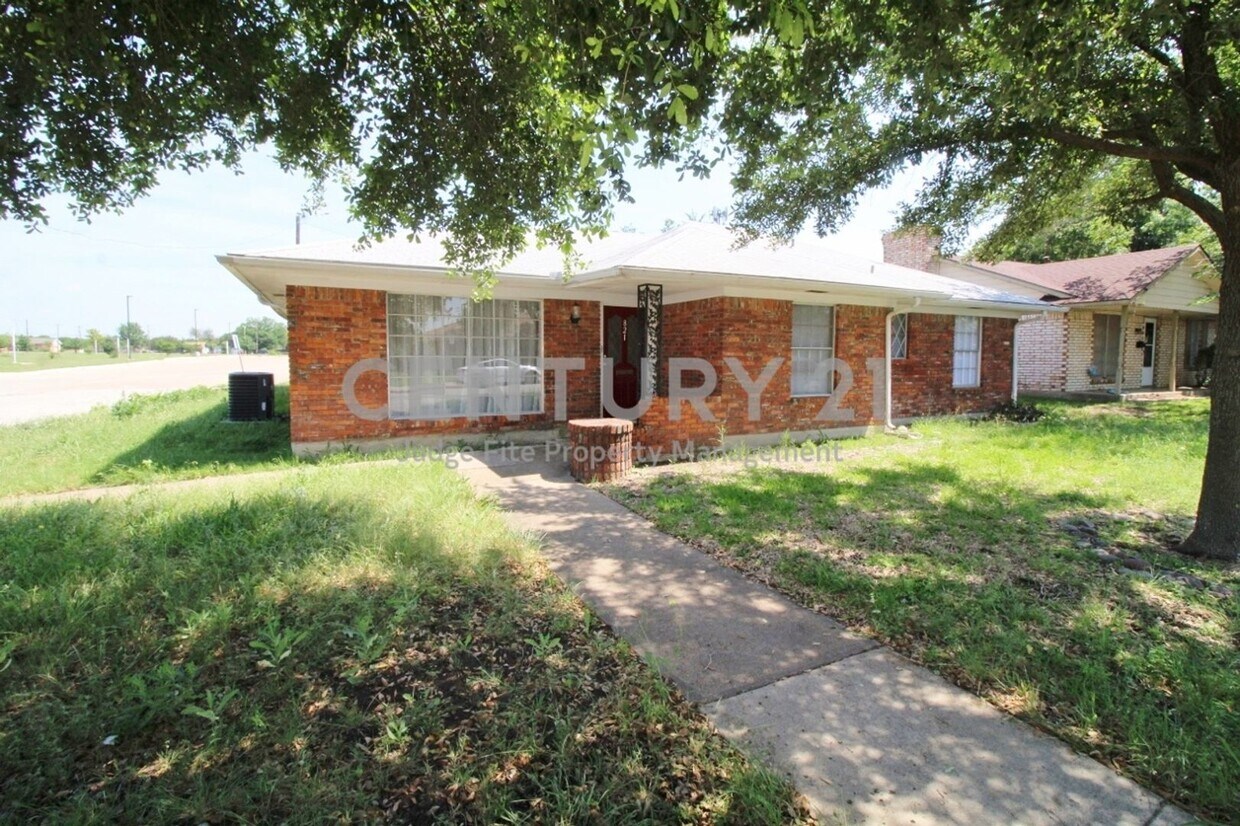 Primary Photo - Updated 3/2/2 Situated on Corner Lot in La...