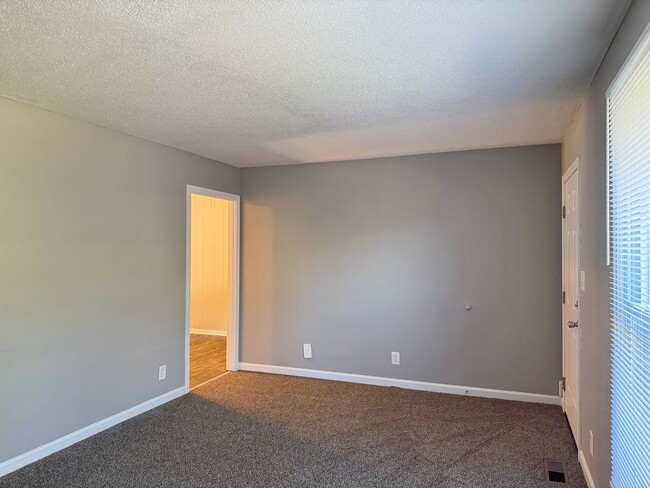 Foto del edificio - 3 Bedroom/1 Bath near shopping off Wilma R...