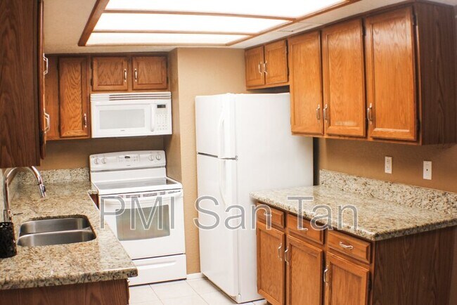 Building Photo - 2146 W Isabella Ave