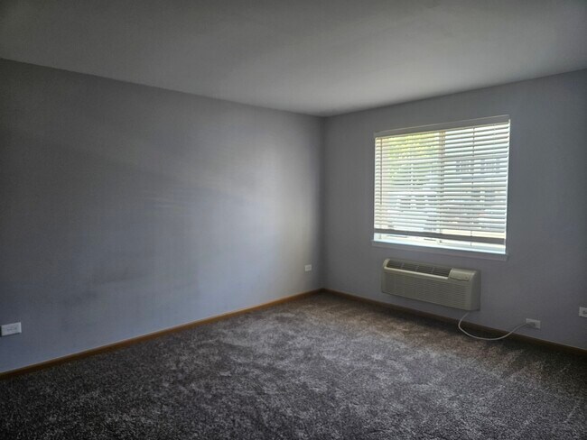 Building Photo - 1401 Silverstone Dr