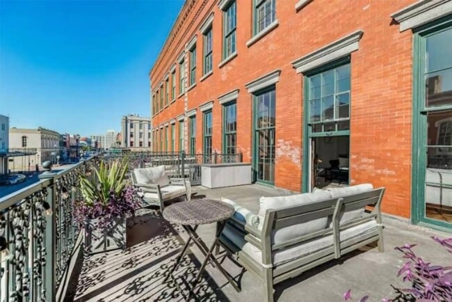 Building Photo - 2010 The Strand