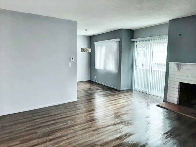 Building Photo - 1830 N La Brea Ave