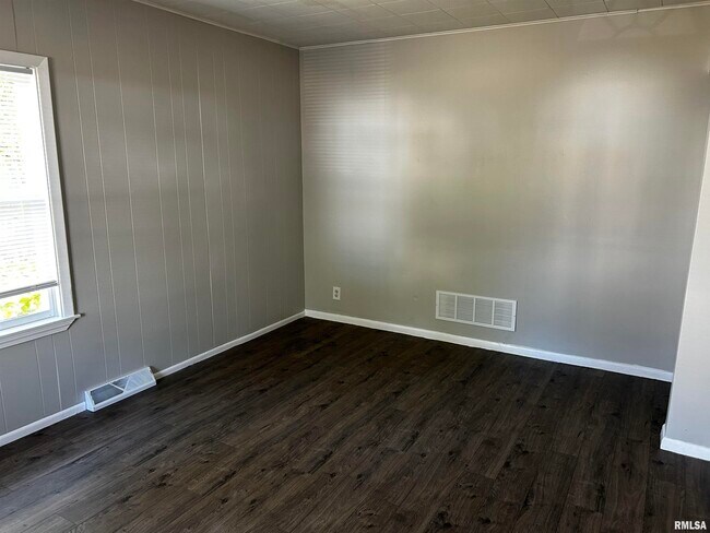 Foto del edificio - 1020 E Kansas St