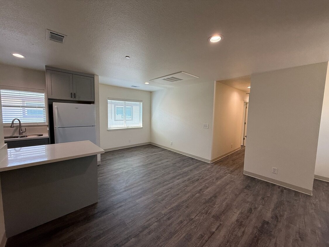 Foto principal - Free Month of Rent for Move in before Dec 1st - Brand New Upstairs 3 Bedroom Apartment